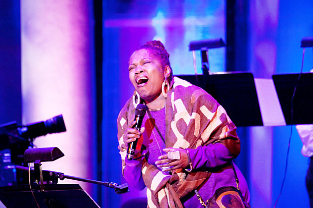 Vocalist Dee Alexander Sings Powerful Improvisations over the Orchestra