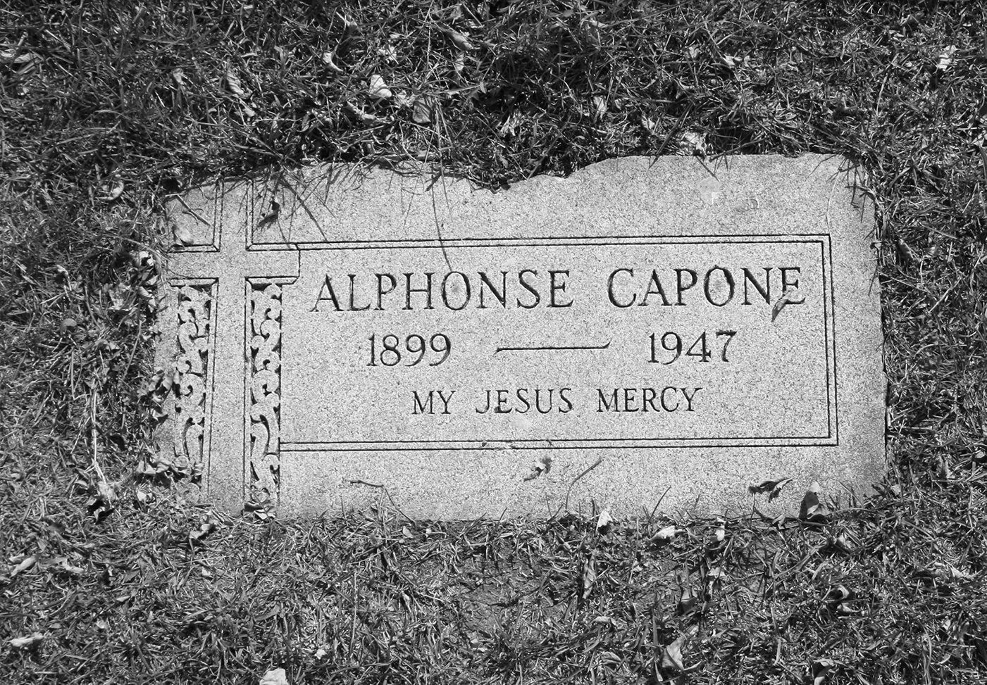 The grave of Alphonse "Al" Capone in black and white
