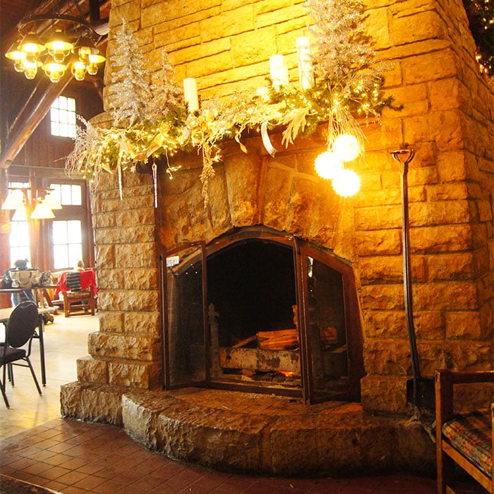 The fireplace in the Great Hall at the Starved Rock Lodge