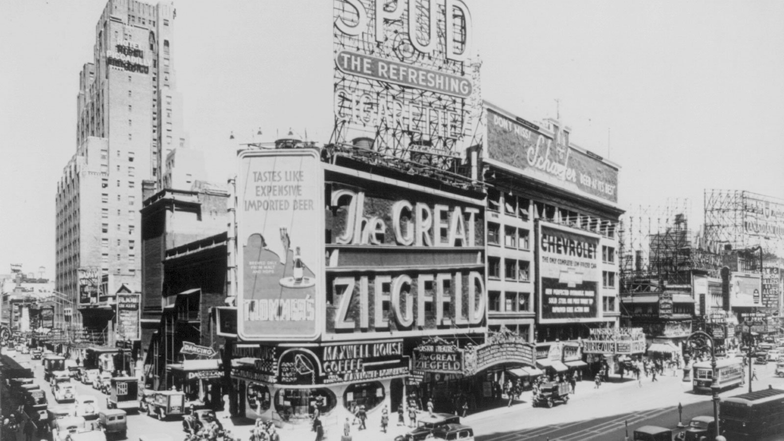 The Astor Theatre on Broadway and West 45th Street in New York City, circa 1936
