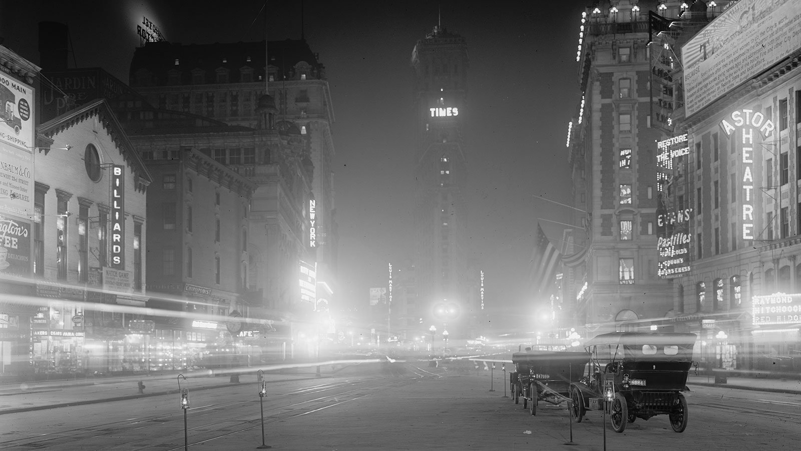 Times Square at night, between 1900 and 1915