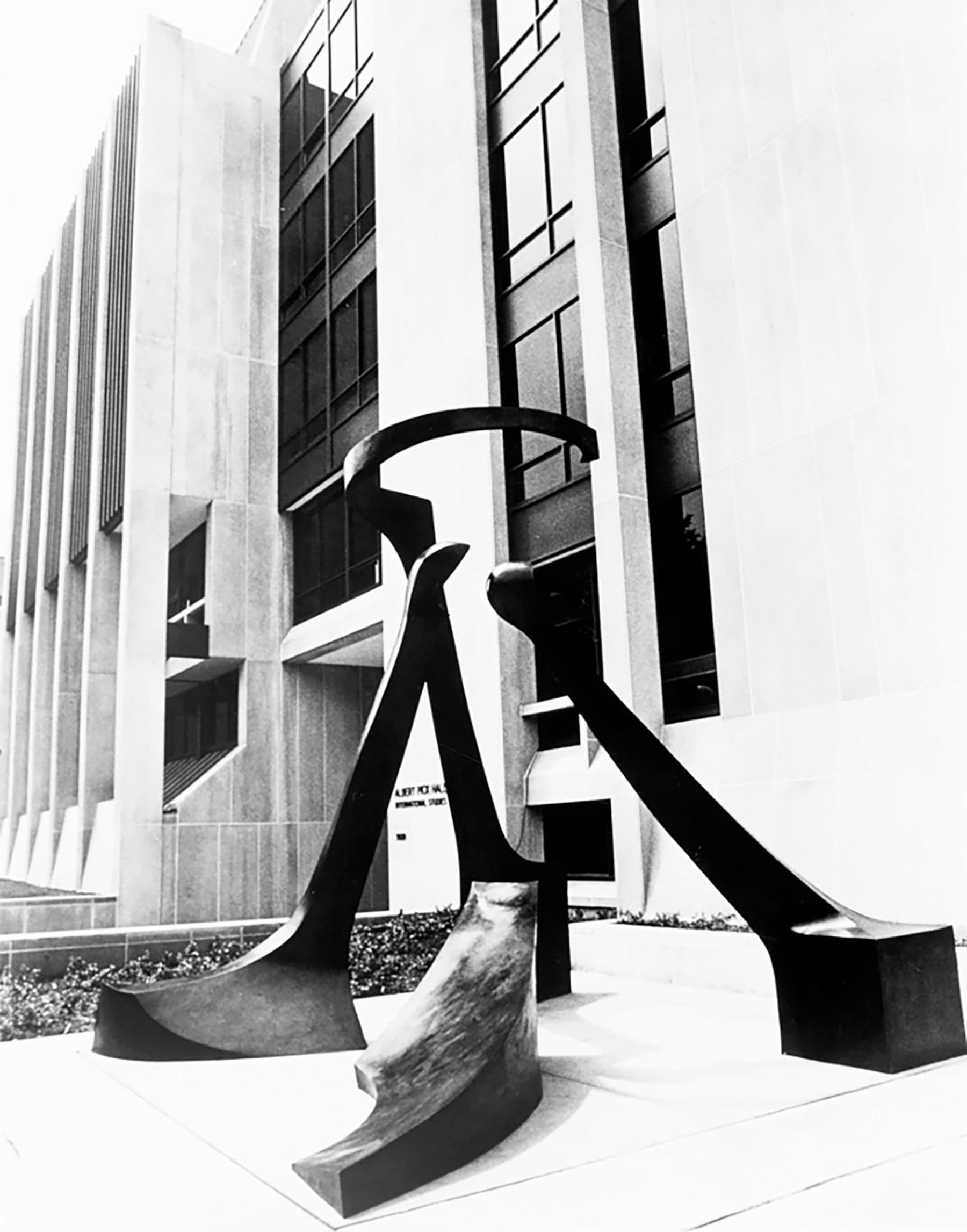 Black and white photo of the Dialogo sculpture
