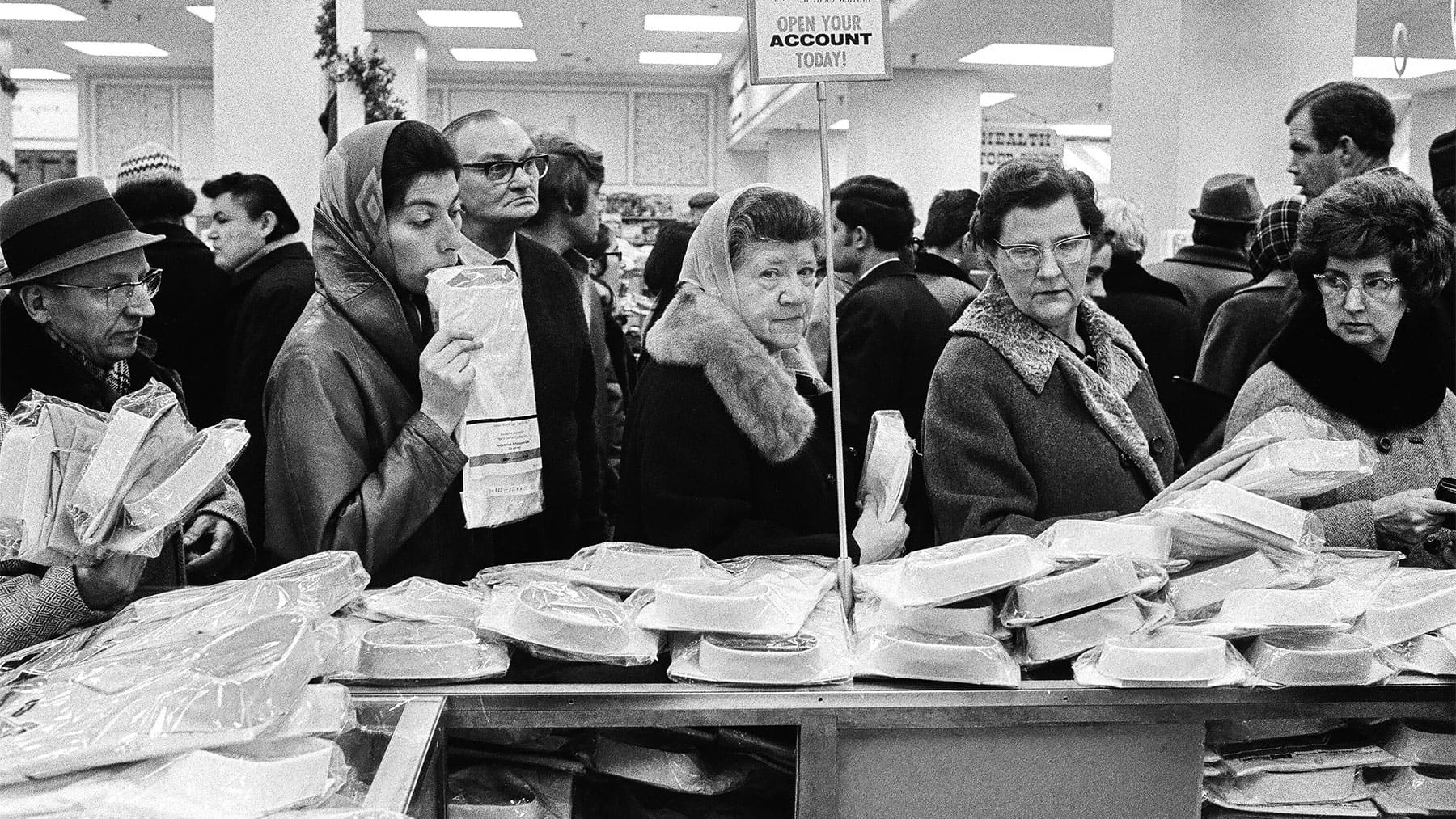 Shoppers at Montgomery Ward in 1971