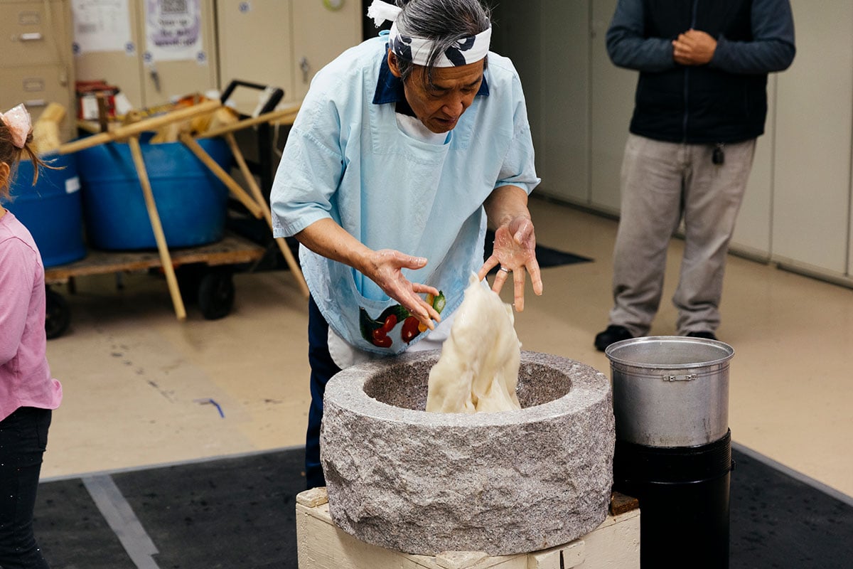 Turning and stretching the pounded rice