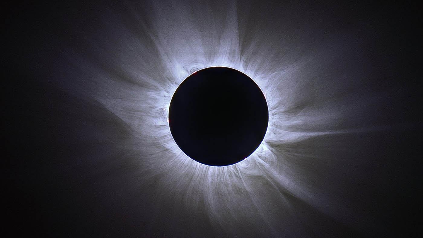 Composite image of totality showing the corona during the 2015 eclipse in Svalbard with the magnetic field of the sun outlined in the coronal loops. Photo: Jay Pasachoff & Ron Dantowitz