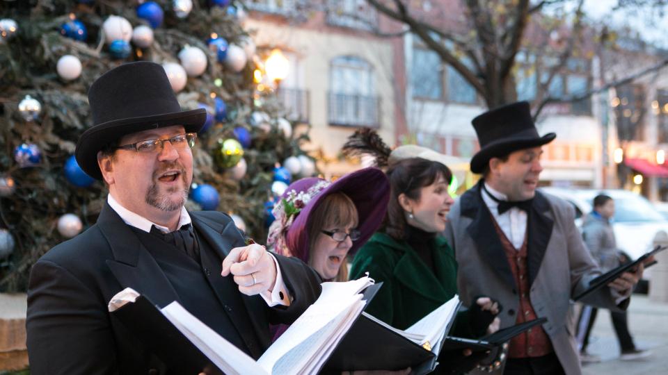 Caroling in Lincoln Square. Photo: Lincoln Square Ravenswood Chamber of Commerce