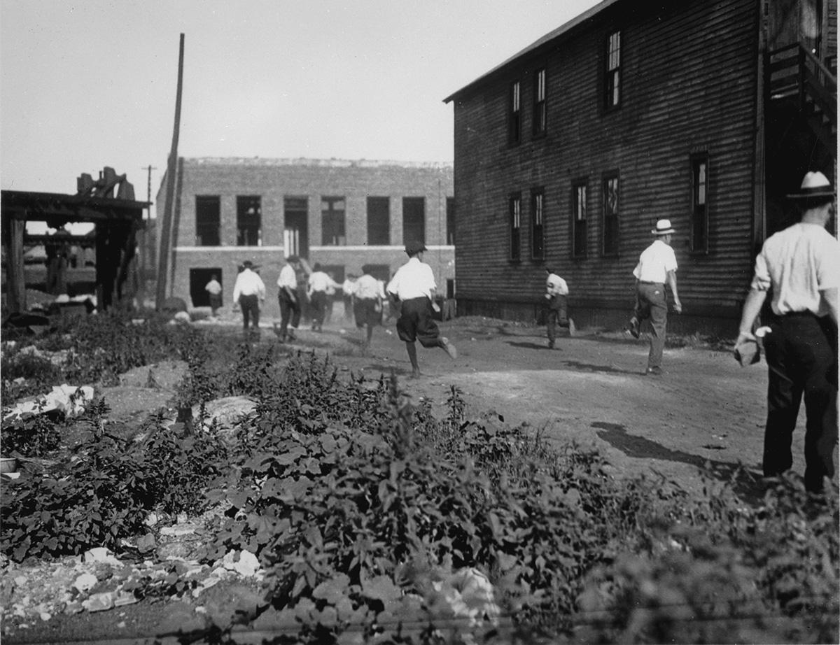 A mob runs with bricks during the 1919 race riot in Chicago. Photo: Chicago History Museum / The Jun Fujita negatives collection