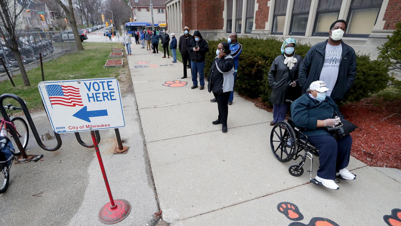 Amid the COVID-19 pandemic, residents of Milwaukee, Wisconsin wait in line to vote in the presidential primary election while wearing masks and practicing social distancing. April 7, 2020. Photo: Mike De Sisti/Milwaukee Journal Sentinel/USA TODAY NETWORK via REUTERS