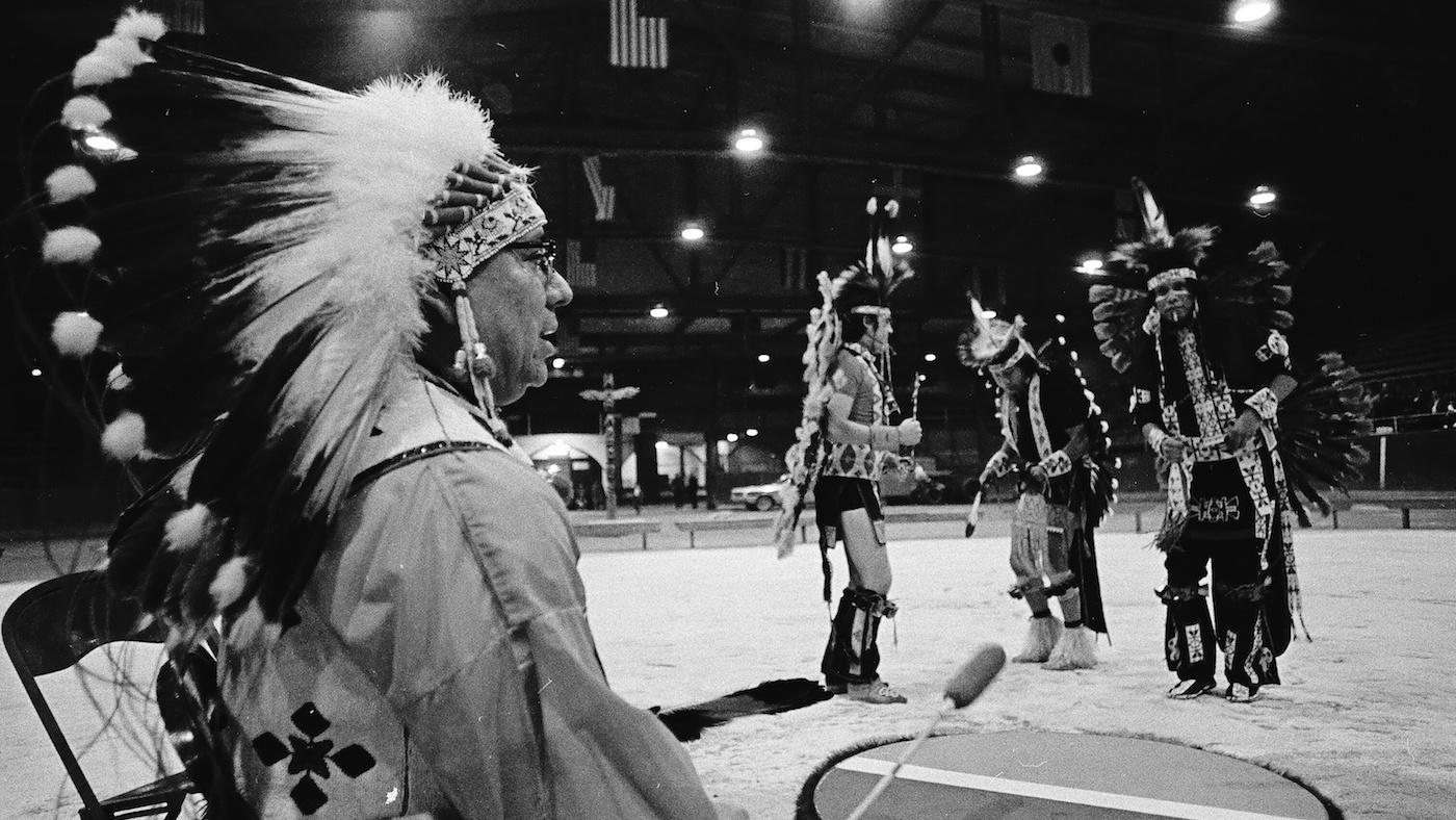 The American Indian Center hosts a Pow-Wow at the Chicago Avenue Armory. Photo: ST-13002135-0006, Chicago Sun-Times collection, Chicago History Museum