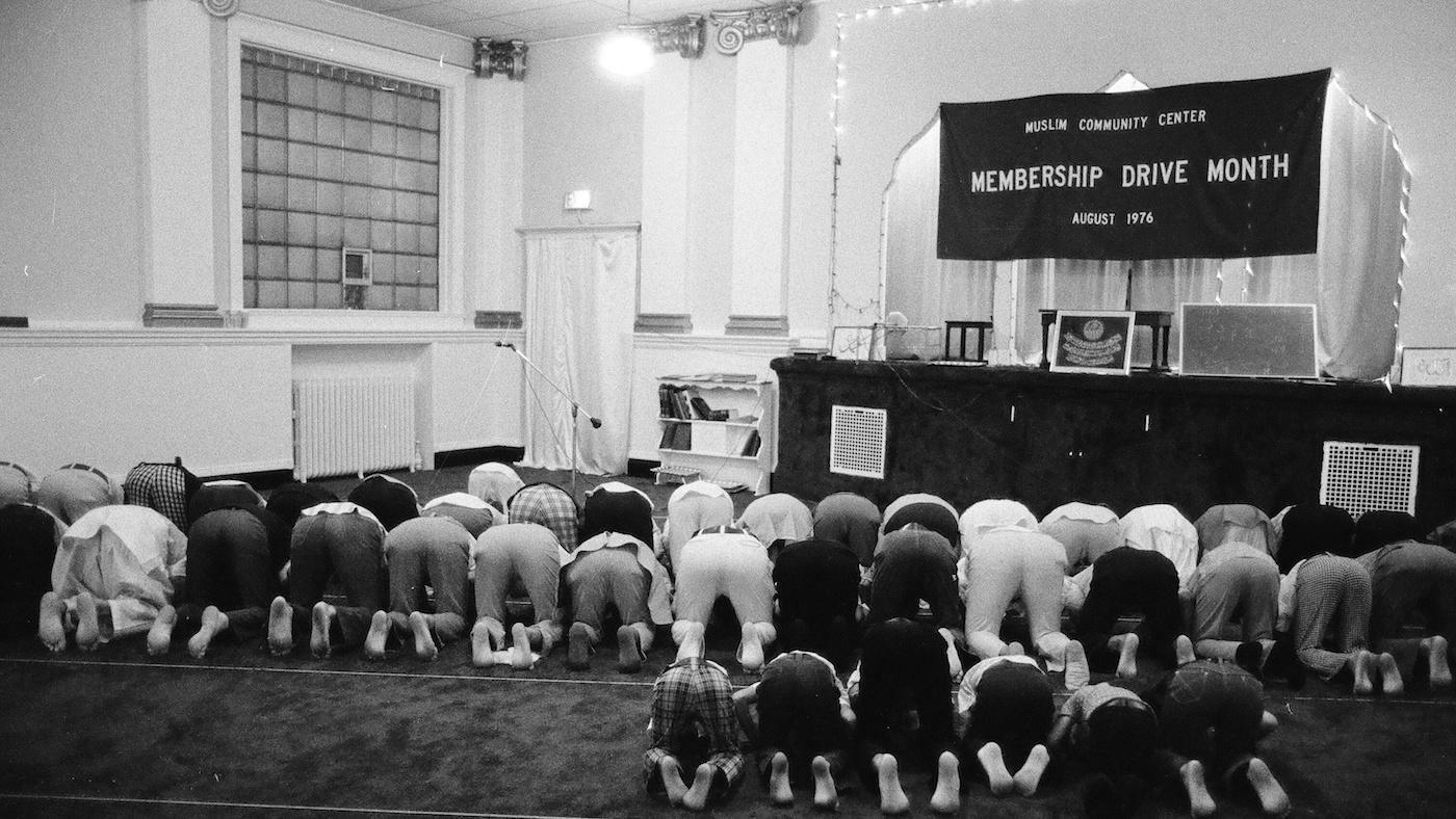 Men of the Muslim faith praying at Muslim Community Center, 4380 North Elston Avenue, Chicago, Illinois. Photo: ST-80006953-0010, Chicago Sun-Times collection, Chicago History Museum