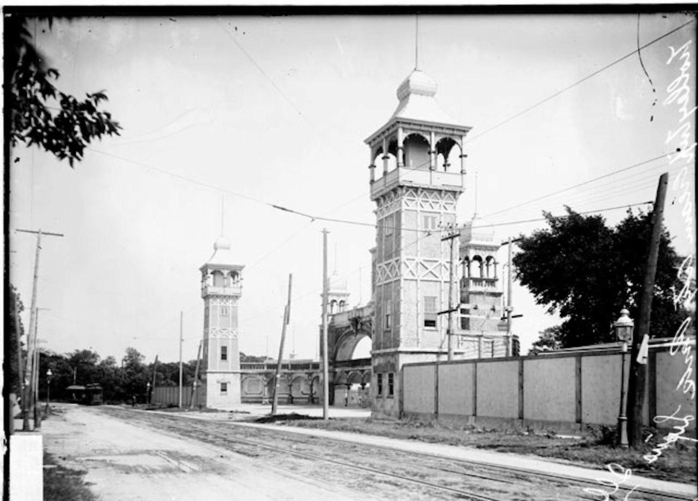 The gates of Cream City in Lyons. Photo: DN-0006805, Chicago Daily News collection, Chicago History Museum