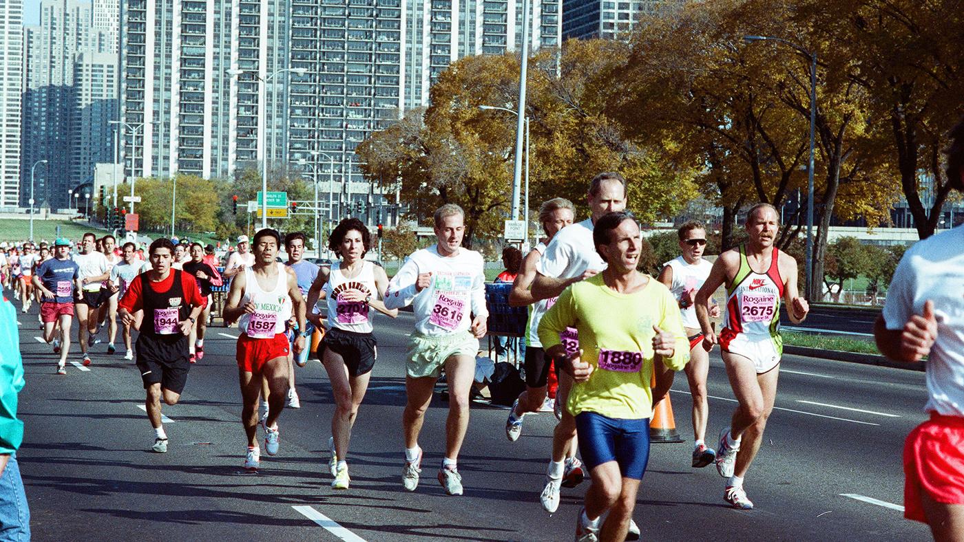 Runners making their way through the Chicago Marathon course in 1992. Image: ST-10002838-0014, Chicago Sun-Times collection, Chicago History Museum
