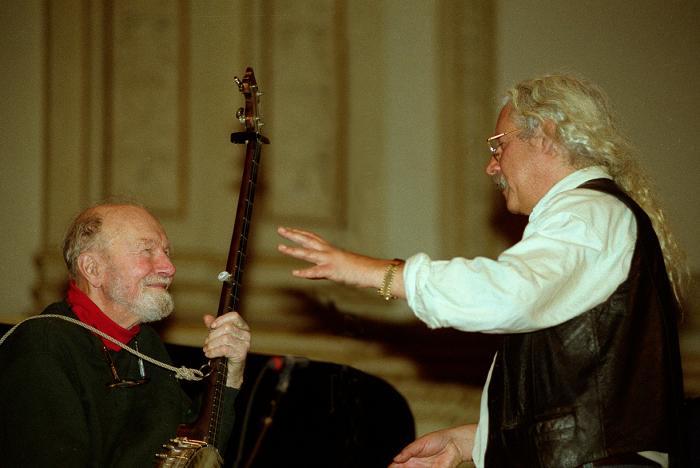 Pete Seeger with Arlo Guthrie at Carnegie Hall. Photo: Robert Corwin