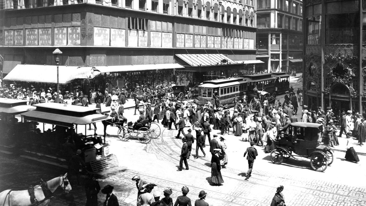 Various forms of transit in 1904 at State and Madison Streets, with two cable car trains. (Courtesy of Chicago Transit Authority)