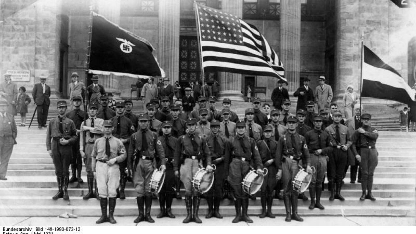 A demonstration for German Day in 1931 in front of the Field Museum. Photo: Bundesarchiv, Bild 146-1990-073-12