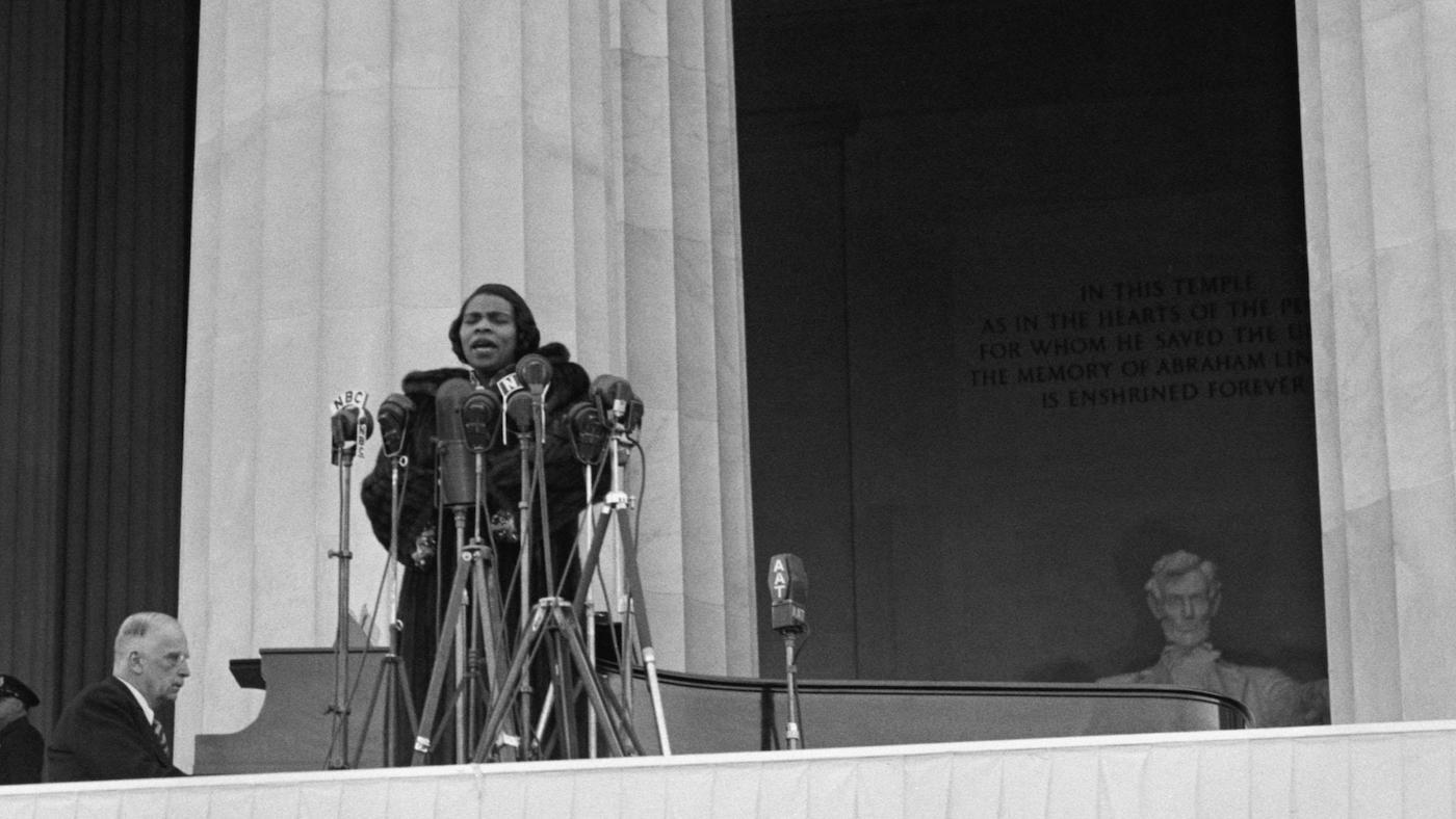 Marian Anderson singing at her concert at the Lincoln Memorial, April 9, 1939. Photo: Everett Collection Historical / Alamy Stock Photo