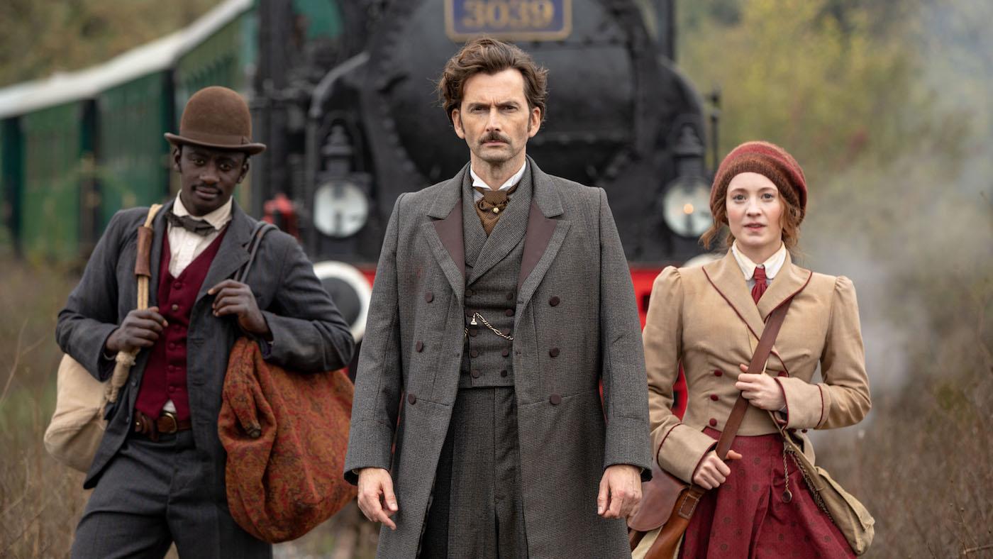 Ibrahim Koma as Passepartout, David Tennant as Phileas Fogg, and Leonie Benesch as Fix in 'Around the World in 80 Days.' Photo: Slim 80 Days / Federation Entertainment / Peu Communications / ZDF / Be-FILMS / RTBF (Télévision belge)