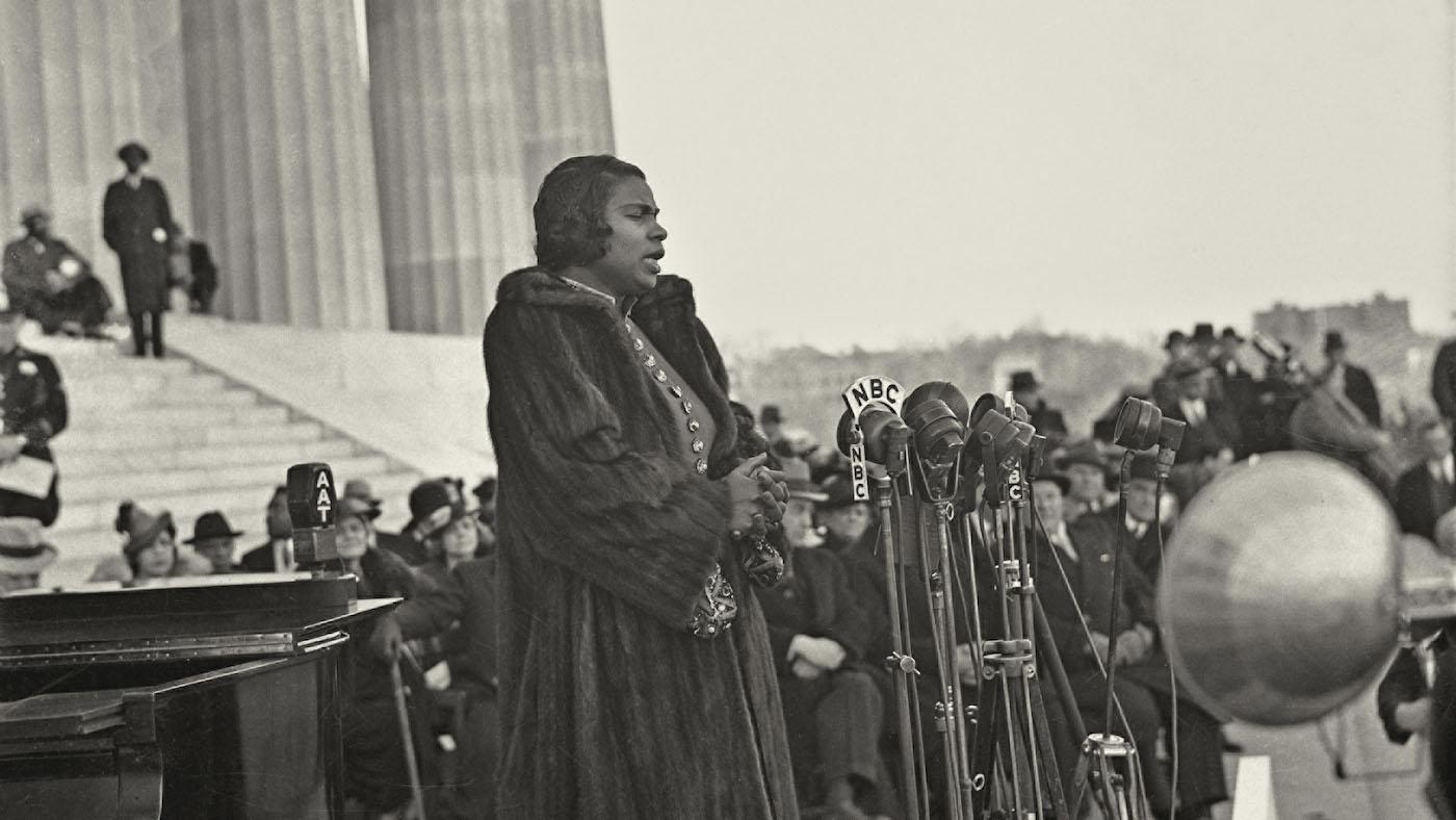 Marian Anderson singing at the Lincoln Memorial in Washington on Easter Sunday, 1939. Photo: World History Archive / Alamy Stock Photo