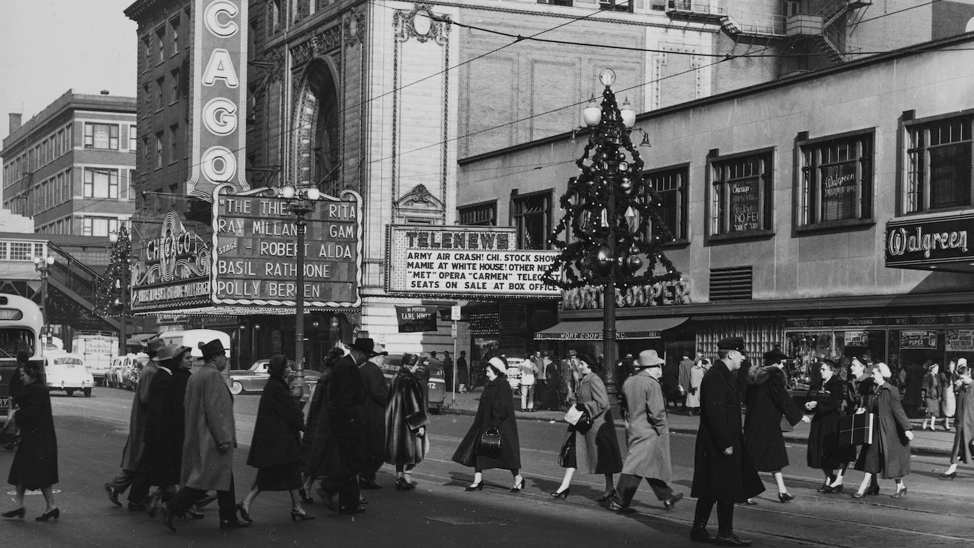 Street scene at Chicago Theatre near State and Randolph Streets, Chicago, Illinois, December 10, 1952. Photo: Chicago History Museum, ICHi-019349; J. Sherwin Murphy, photographer