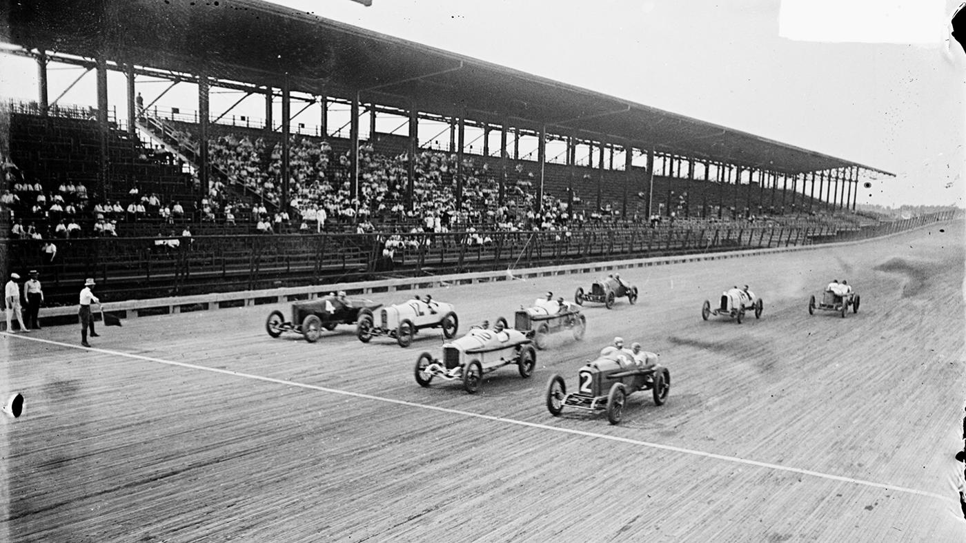 A black and white photo showing cars lining up at the start of a race at Speedway Park in Maywood, Illinois in 1916. Image: SDN-060847, Chicago Daily News collection, Chicago History Museum