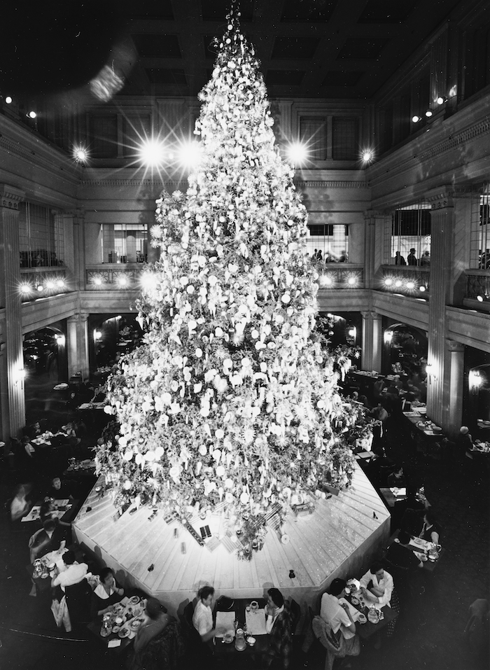 The Christmas tree in the Walnut Room in Chicago's Marshall Fields in 1959. Photo: Chicago History Museum, ICHi-017139; Clarence W. Hines, photographer