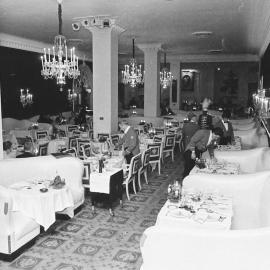 The Pump Room at the Ambassador East Hotel in Chicago in 1970. Photo: ST-70004622-0013, Chicago Sun-Times collection, Chicago History Museum